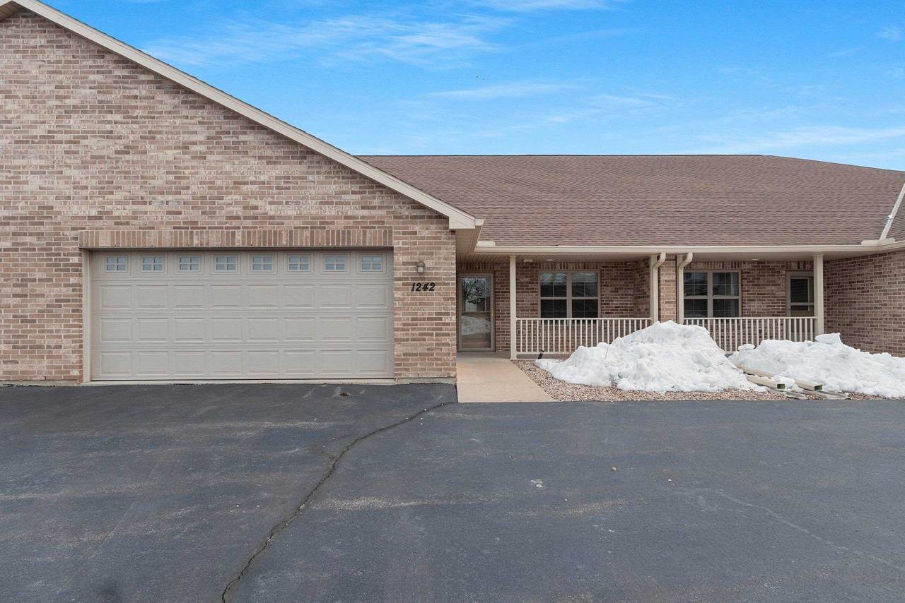1242 Pond View Circle - Photo 1