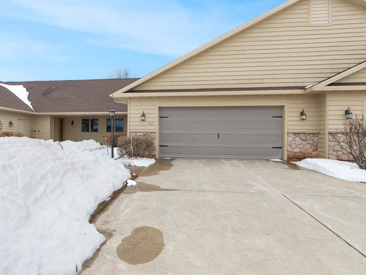 425 Brookview Drive - Photo 1