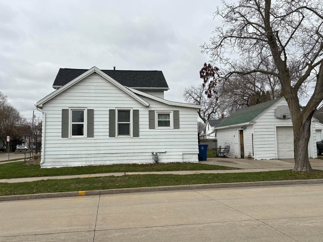 202 Irving Avenue - Photo 1