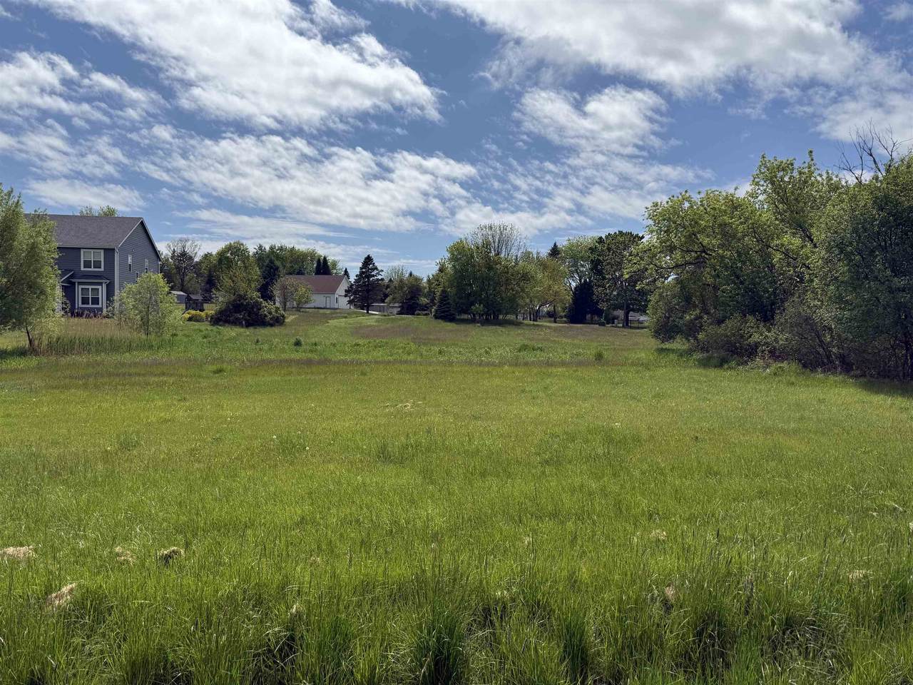 W258N6891 Victoria Circle - Photo 1