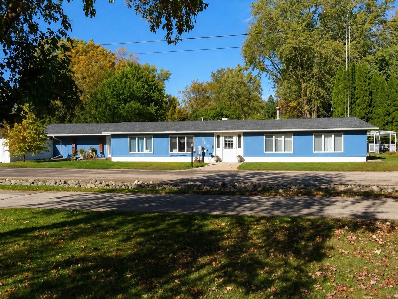 724 Lakeshore Drive - Photo 1