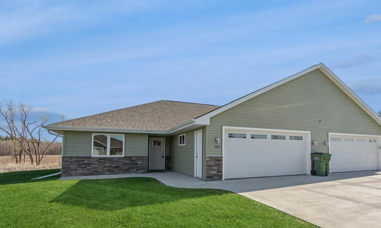 559 Summer Drive - Photo 1