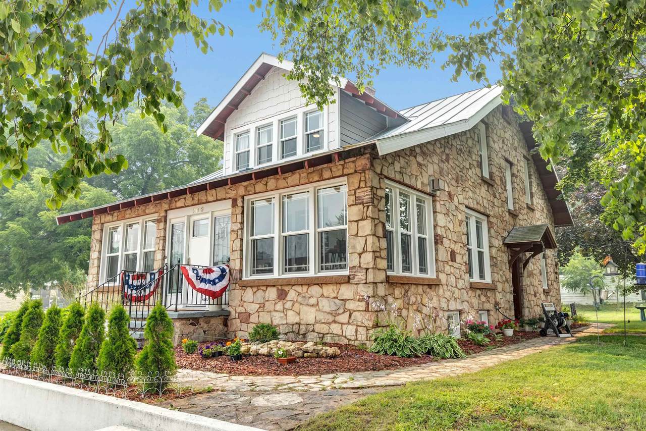 109 Wisconsin Street - Photo 1