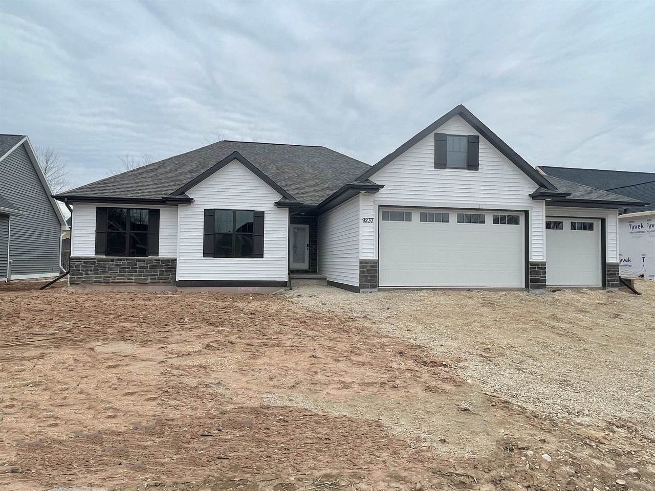 N9237 Constellation Drive - Photo 1