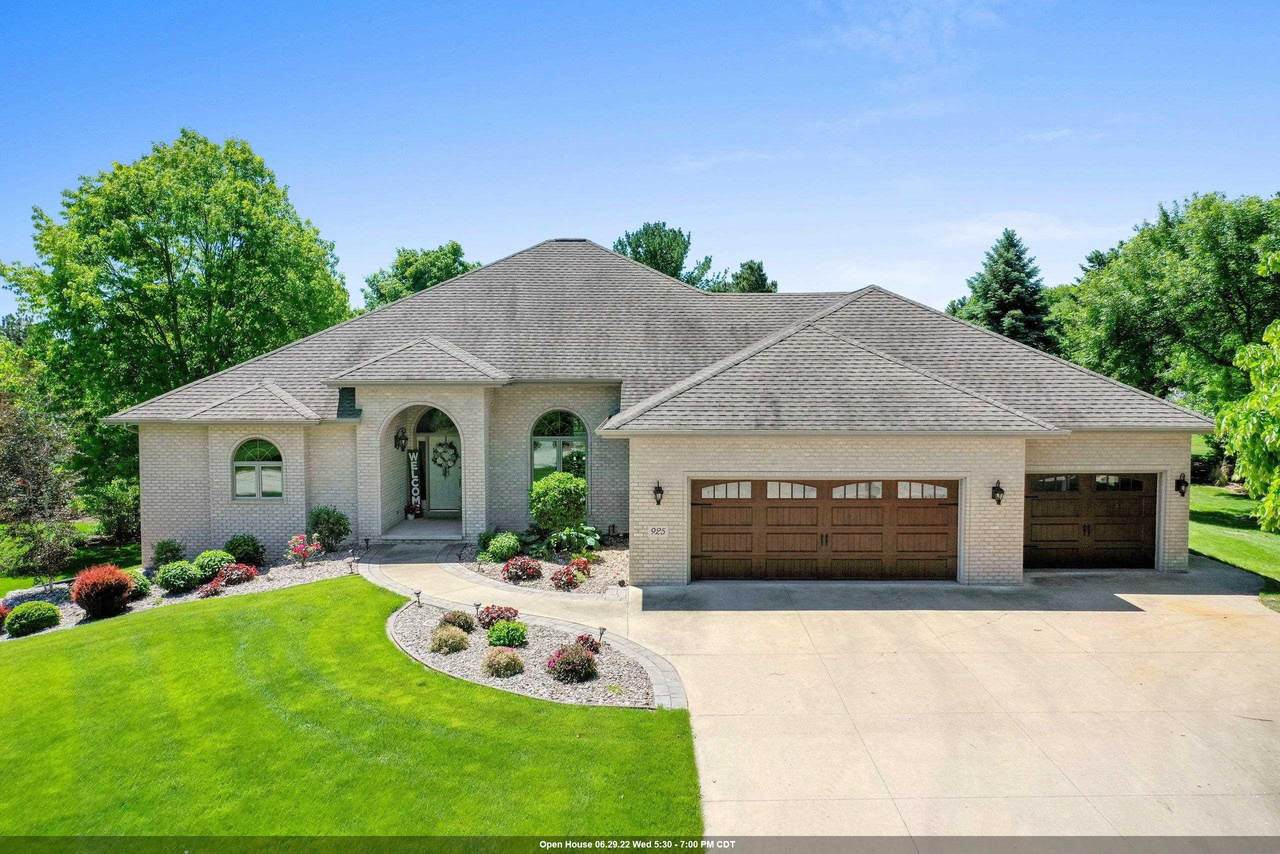 925 Deerwood Court - Photo 1