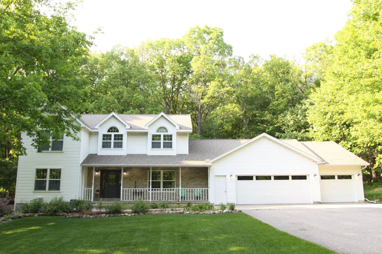 E2200 Woodridge Drive - Photo 1