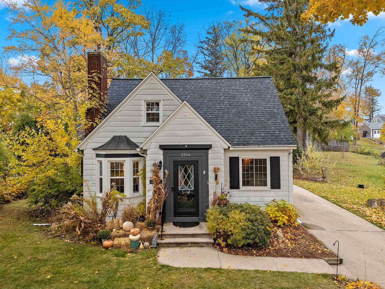 2344 Oakwood Avenue - Photo 1