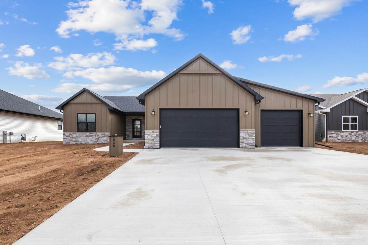 2998 Creekwood Drive - Photo 1