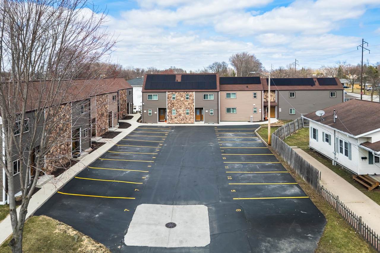 1747 Oakdale Avenue - Photo 1