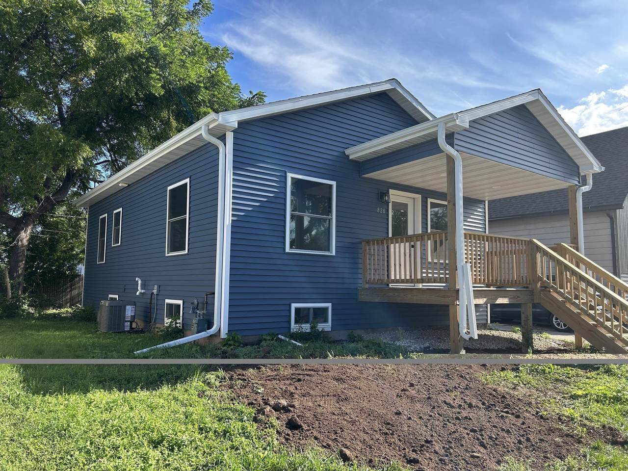 828 School Place - Photo 1