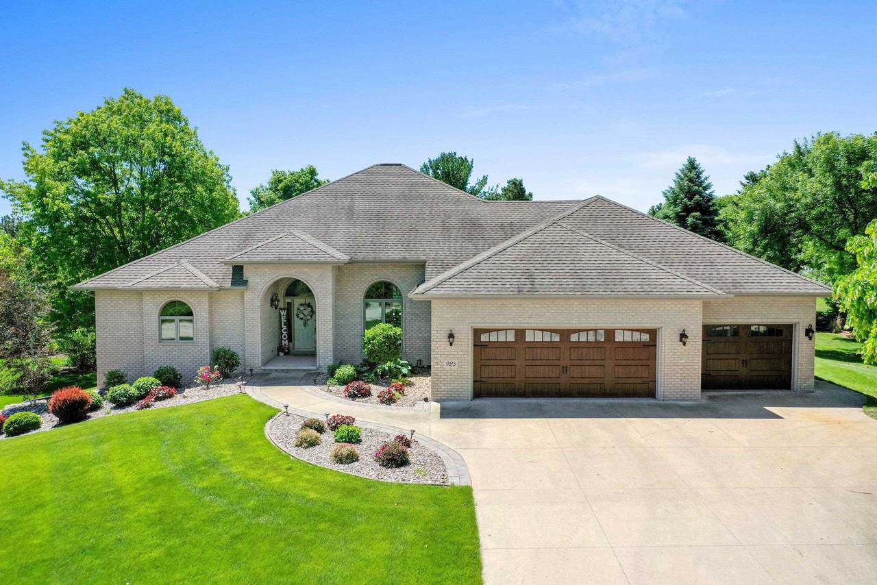 925 Deerwood Court - Photo 1