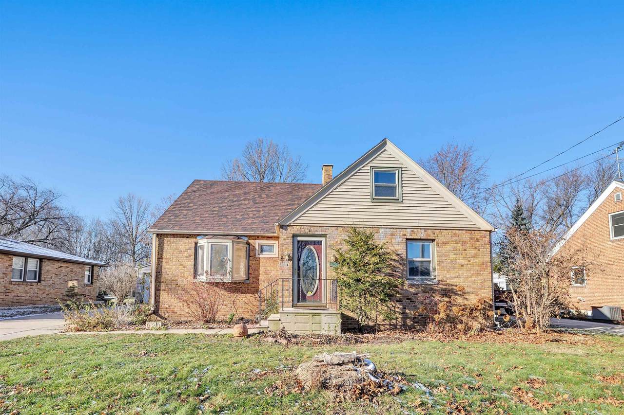 920 7TH Street - Photo 1