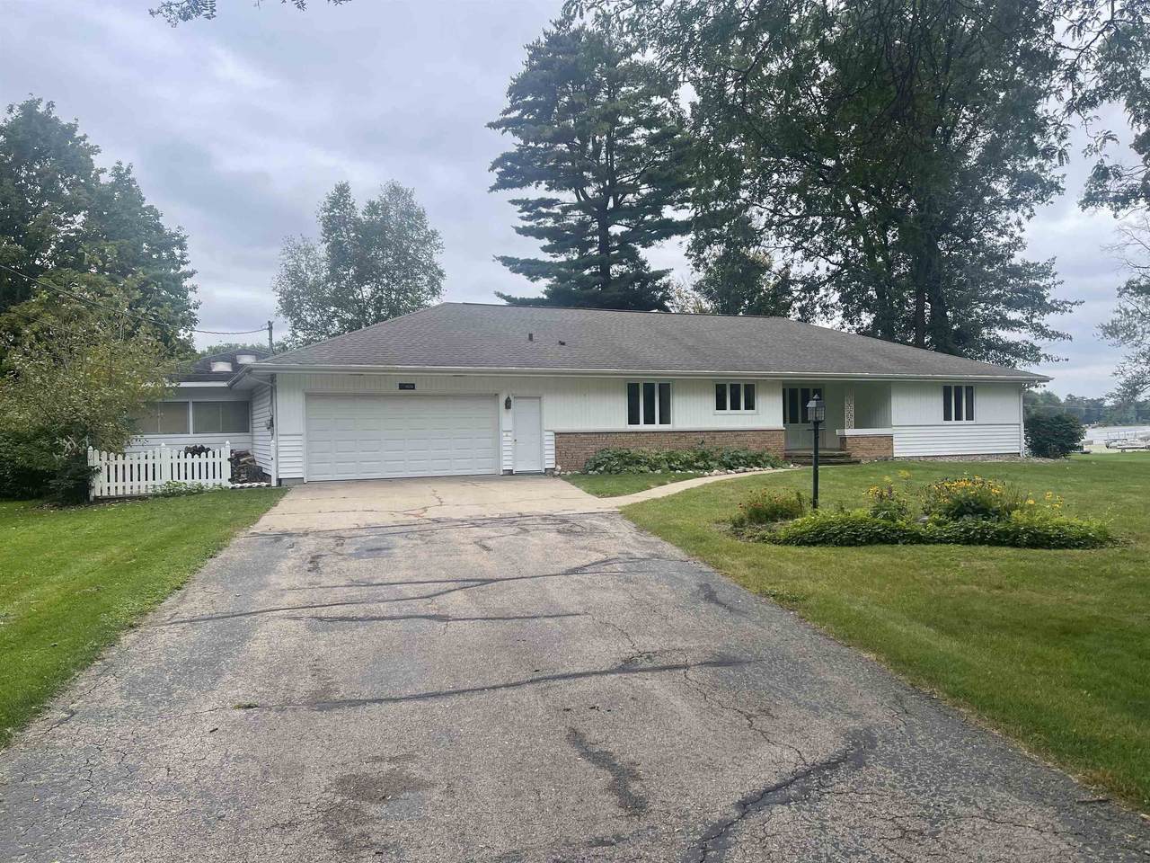 W6745 Homewood Avenue - Photo 1