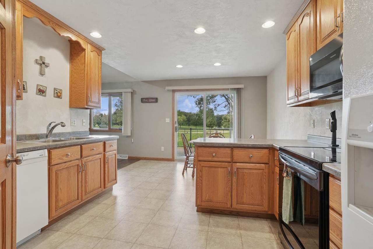 498 Ridgeway Court - Photo 1