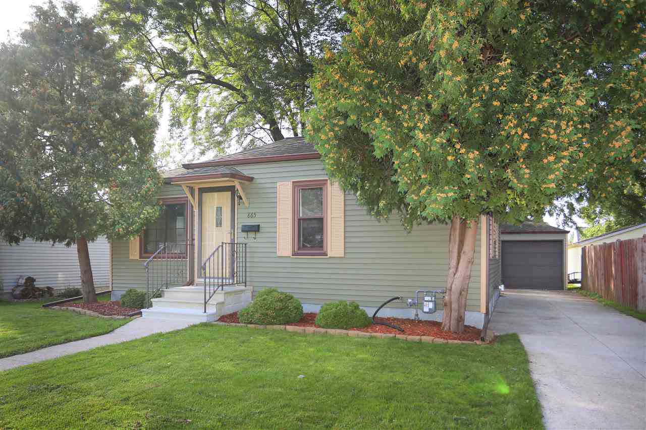 865 7TH Street - Photo 1