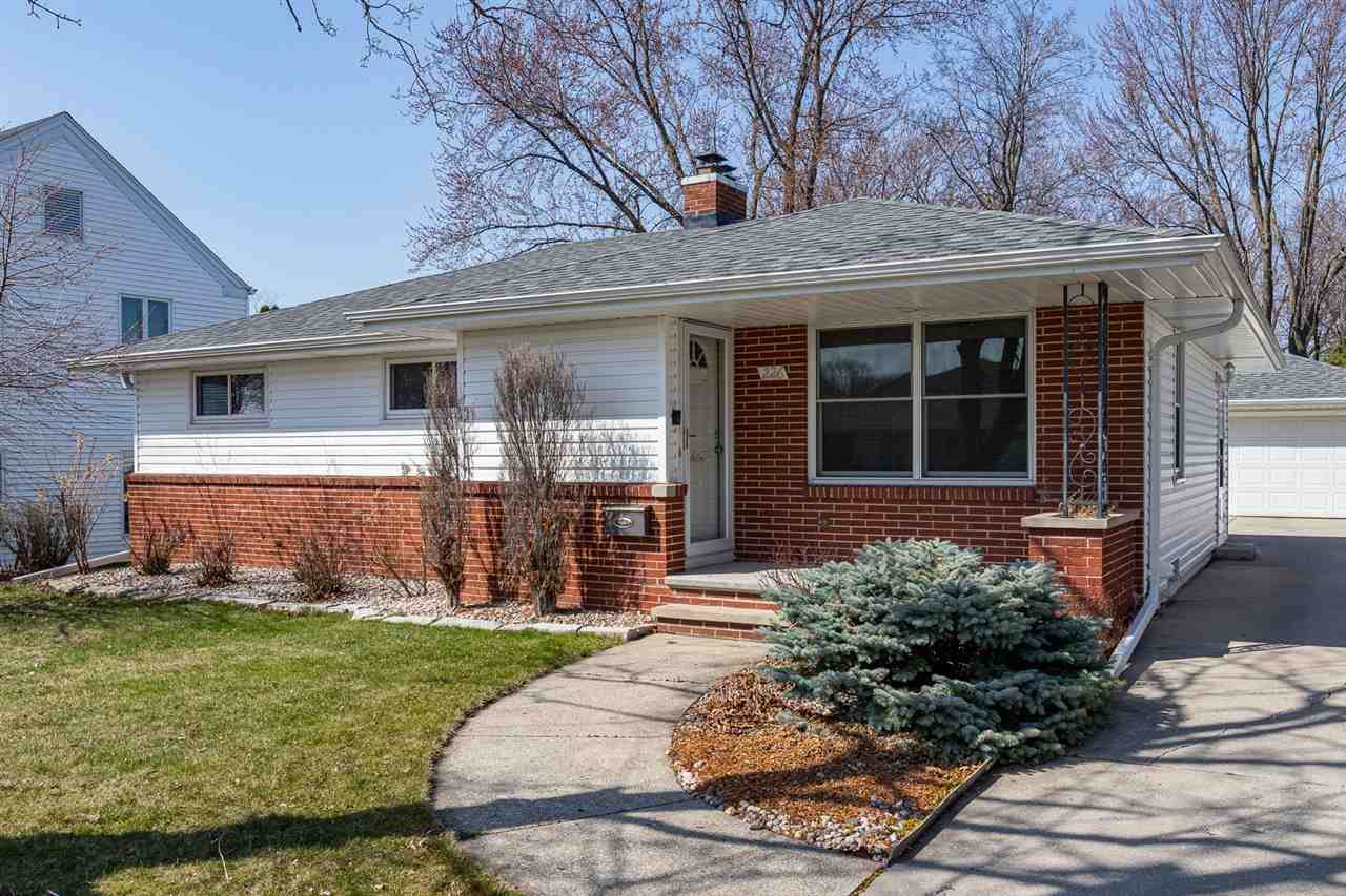 226 Butte Des Morts Drive - Photo 1