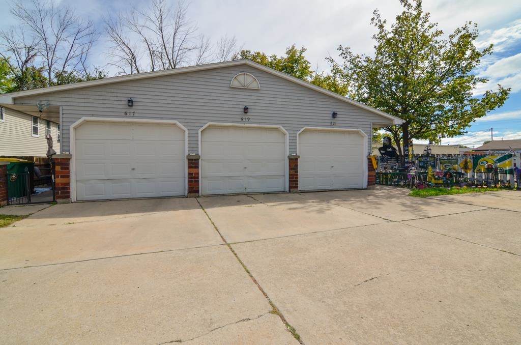 617 Victoria Court - Photo 1
