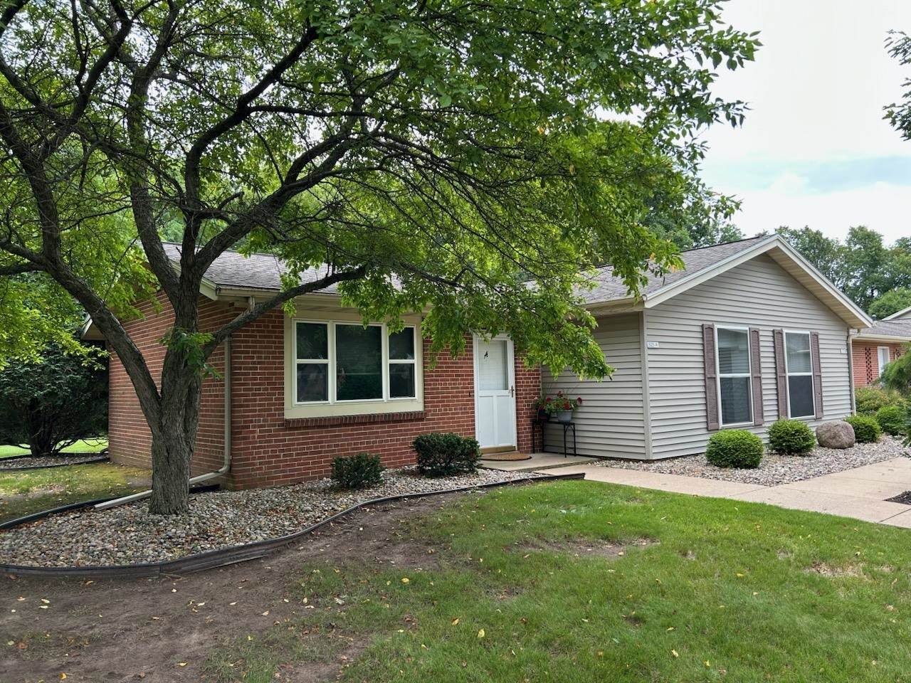 925 West Court - Photo 1