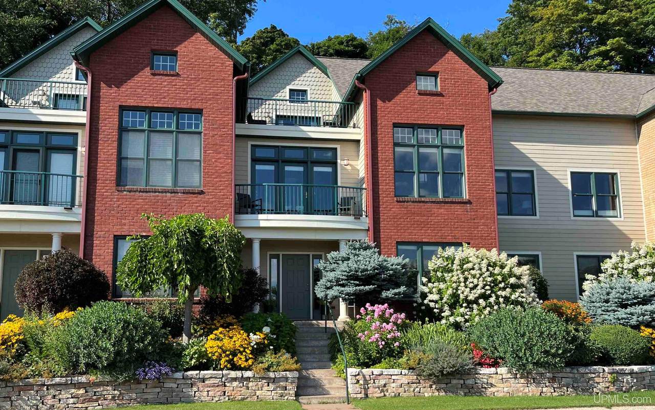 241 Lakeshore Blvd - Photo 1