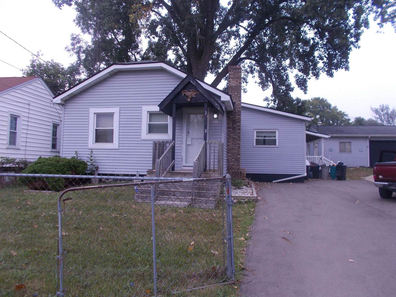 3008 Clarendon - Photo 1