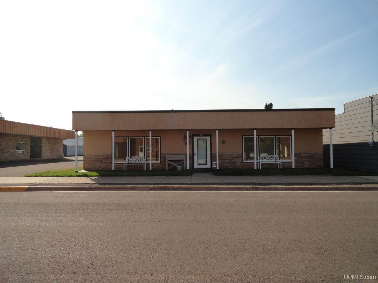 205 Cedar St - Photo 1