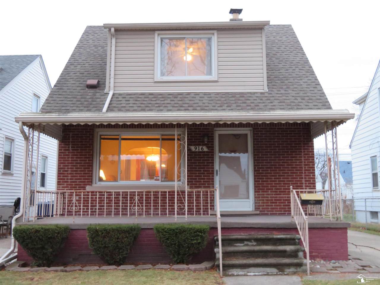 916 Garfield - Photo 1