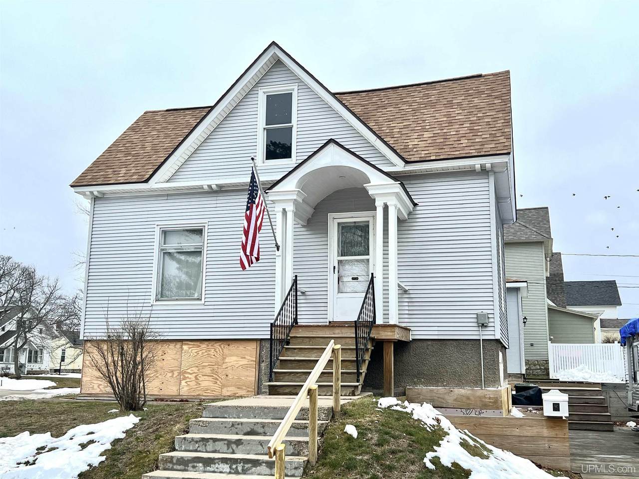 716 Bay St - Photo 1
