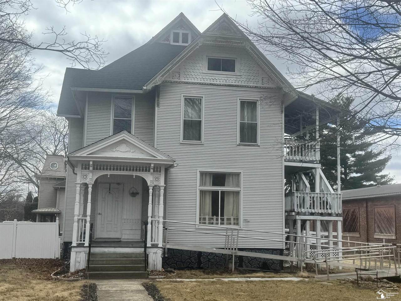 120 Adrian - Photo 1