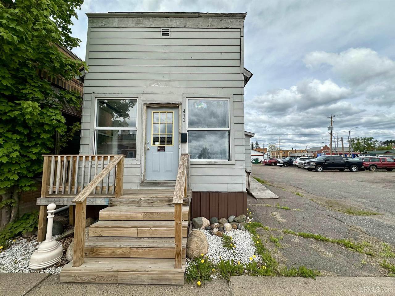 414 Genesee - Photo 1