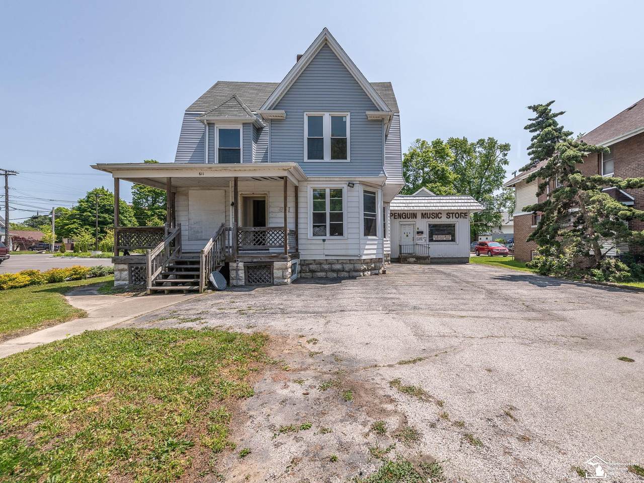 611 Monroe - Photo 1