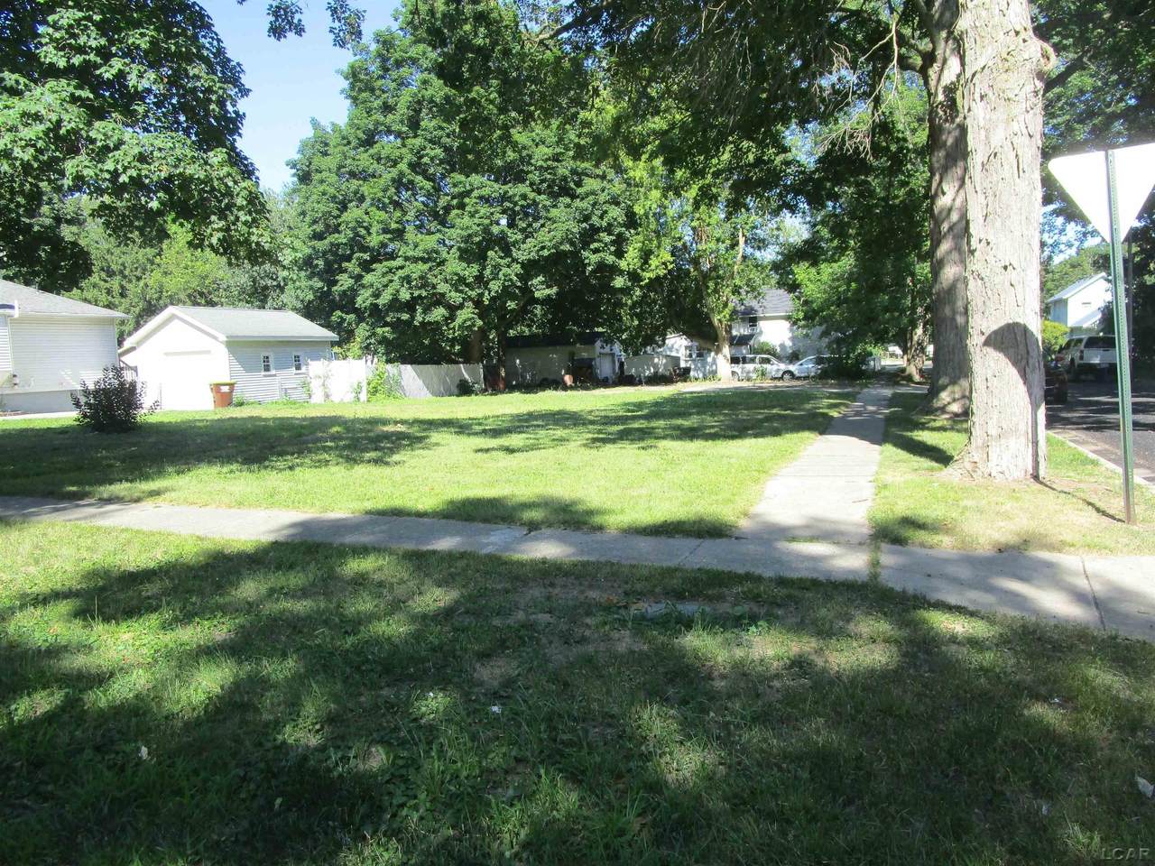 204 Budlong - Photo 1
