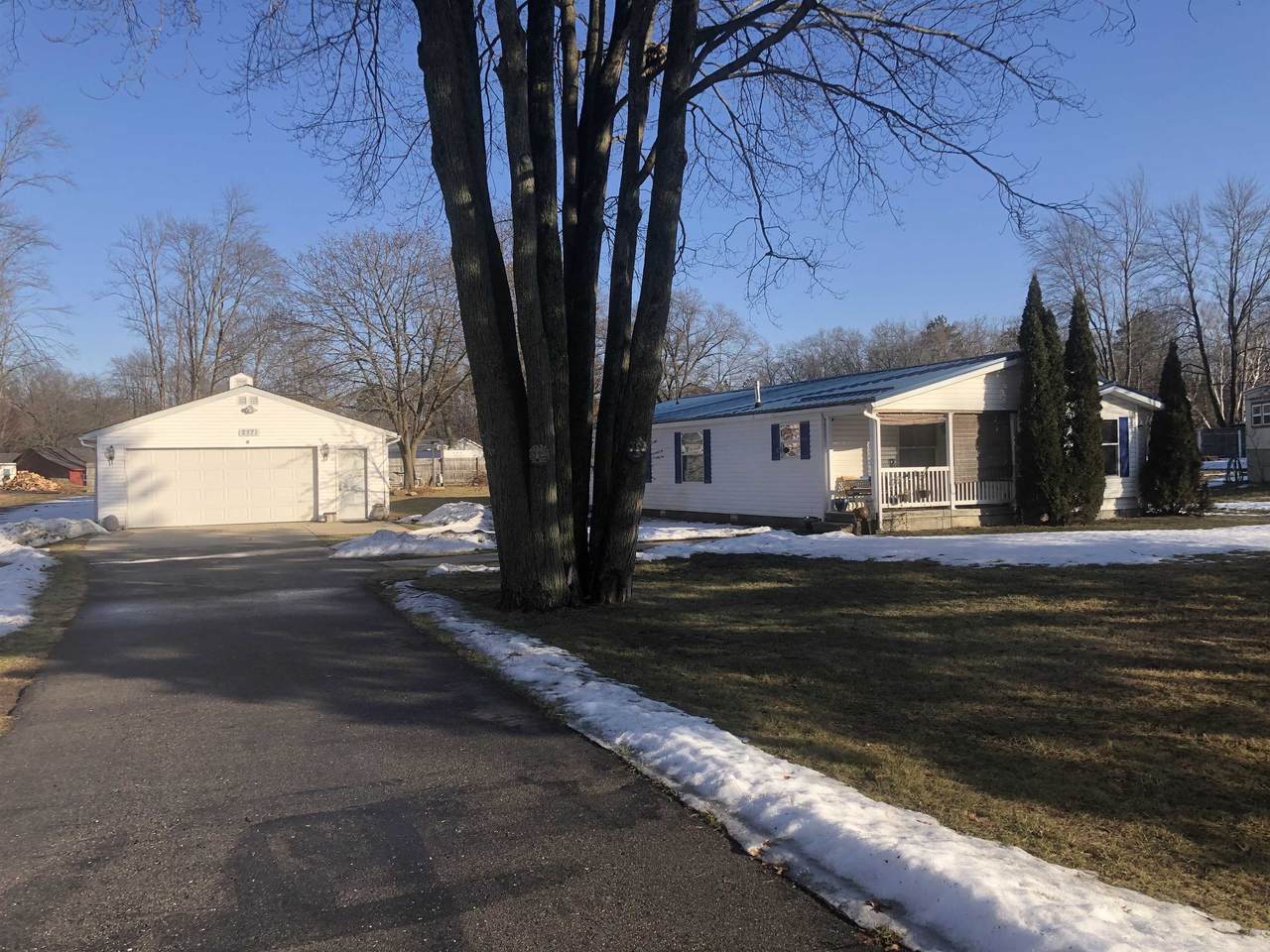 2171 Oakridge - Photo 1