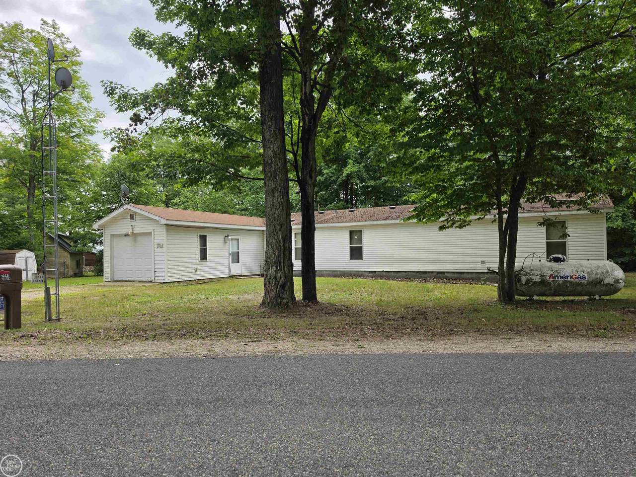 10231 Linden - Photo 1
