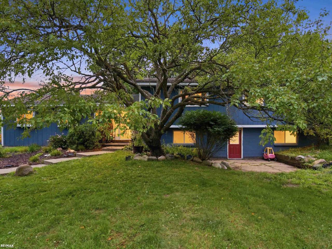 3111 Howland - Photo 1