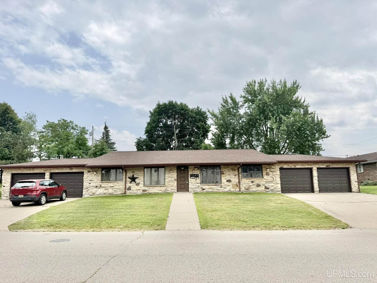 803 Grant - Photo 1