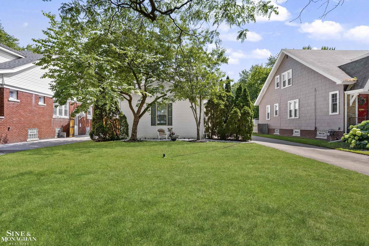 886 St. Clair - Photo 1