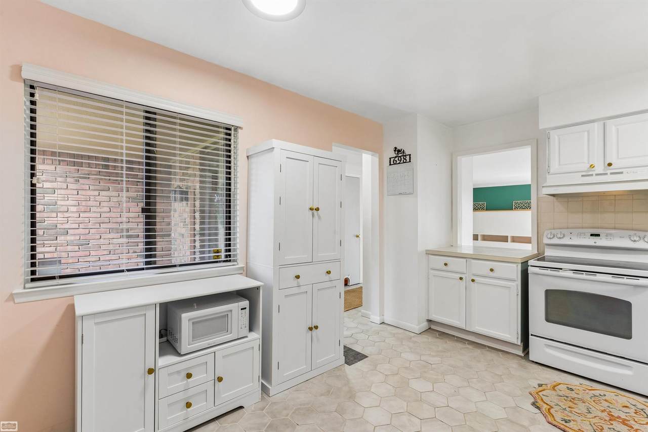 698 Tennyson - Photo 1