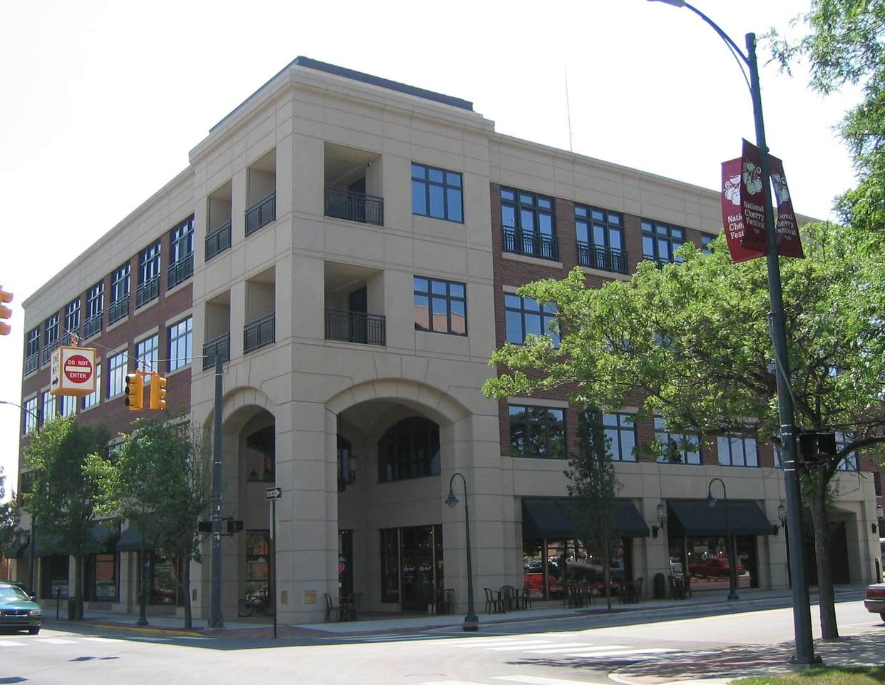300 Front - Photo 1