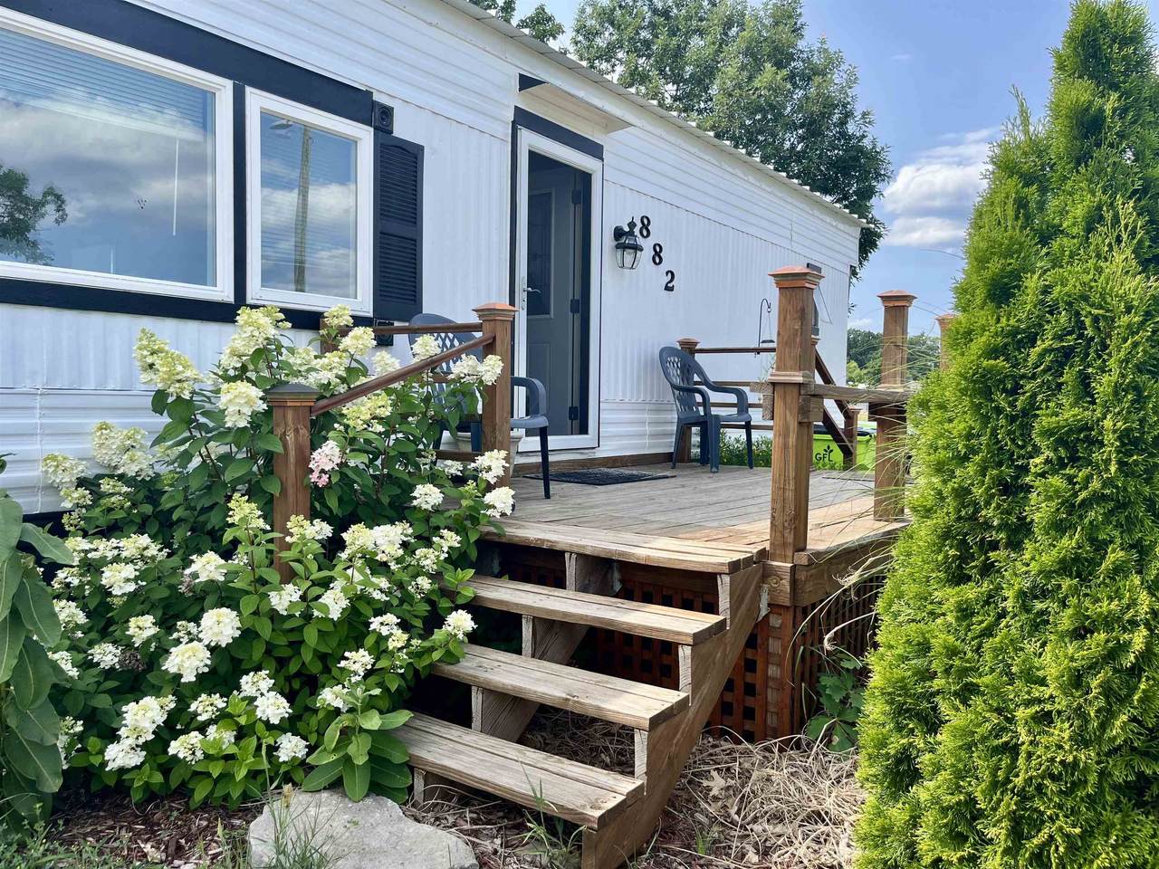 882 Crestwood - Photo 1
