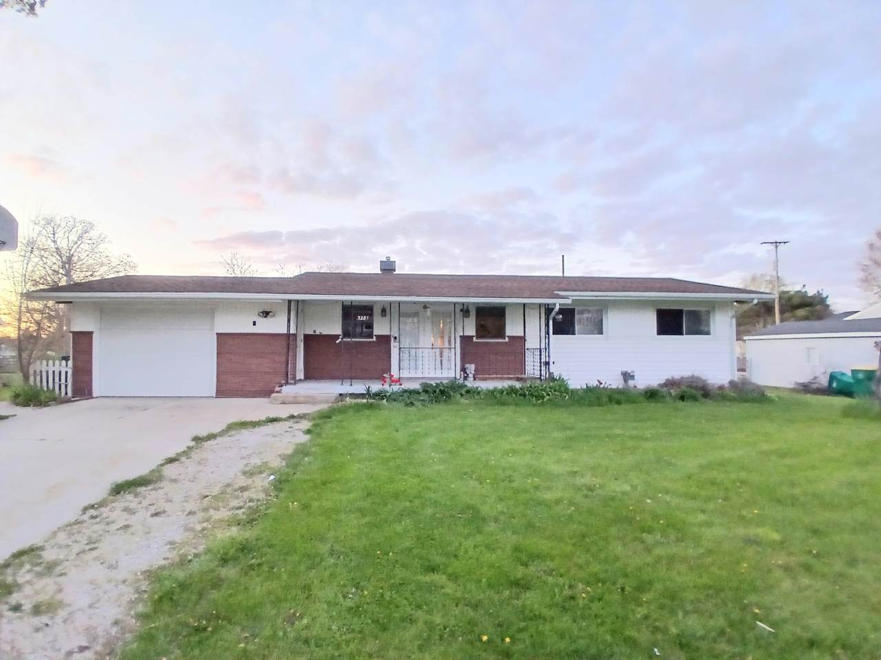 3281 Broadmore - Photo 1