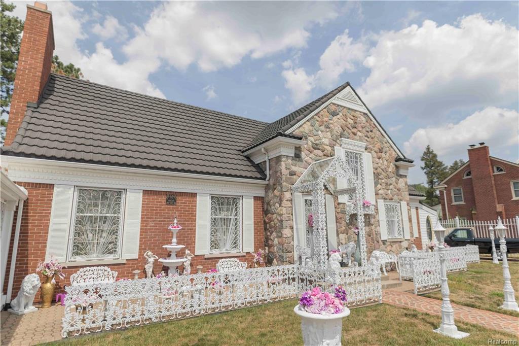 450 Grixdale - Photo 1