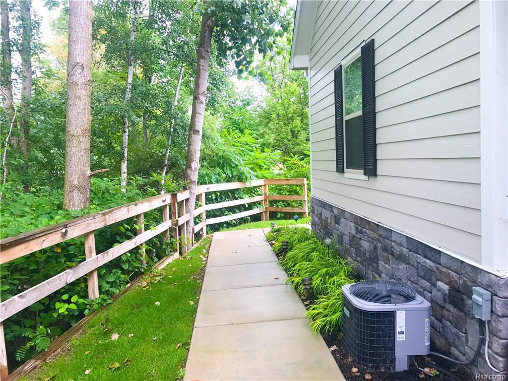 1704 Barrington Crt - Photo 1