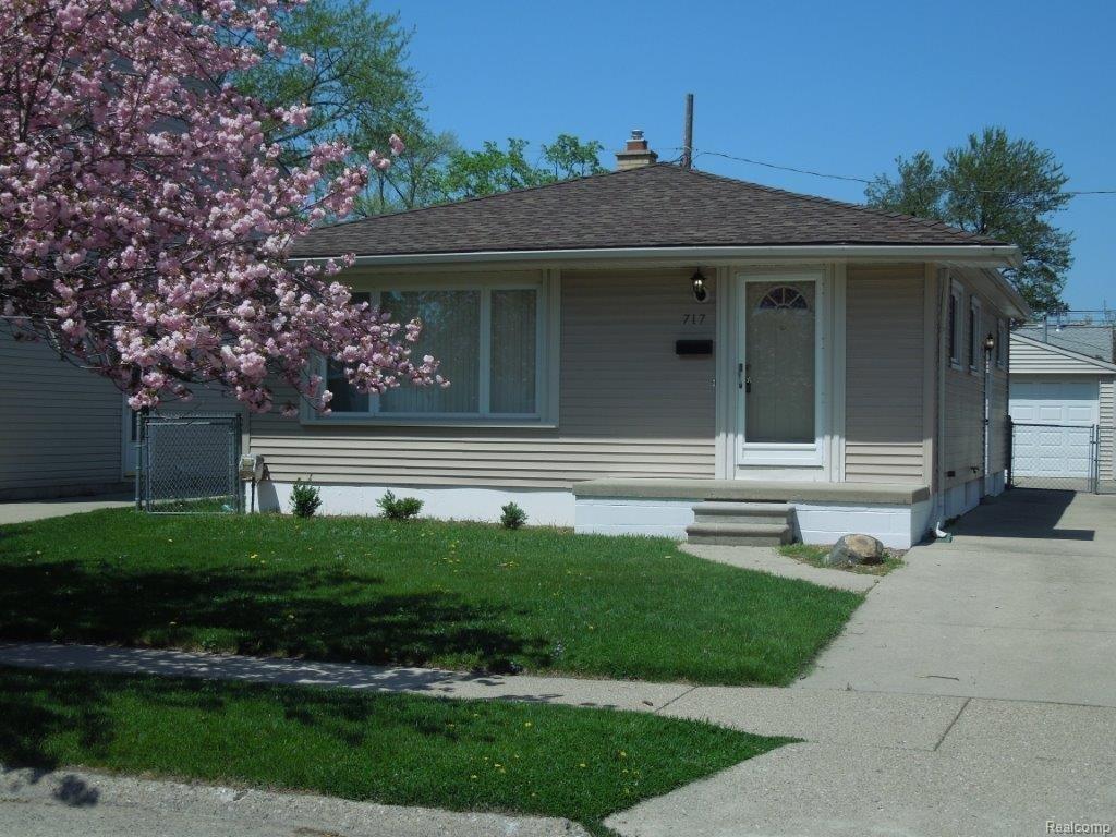 717 Dewey St - Photo 1