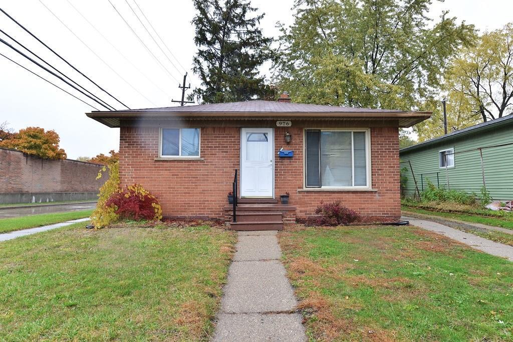 976 University Ave - Photo 1