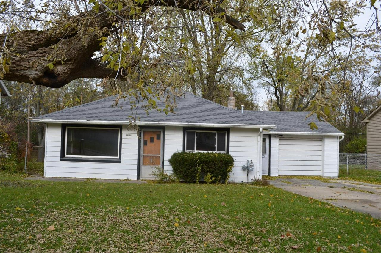 1081 Hawthorne Ave - Photo 1