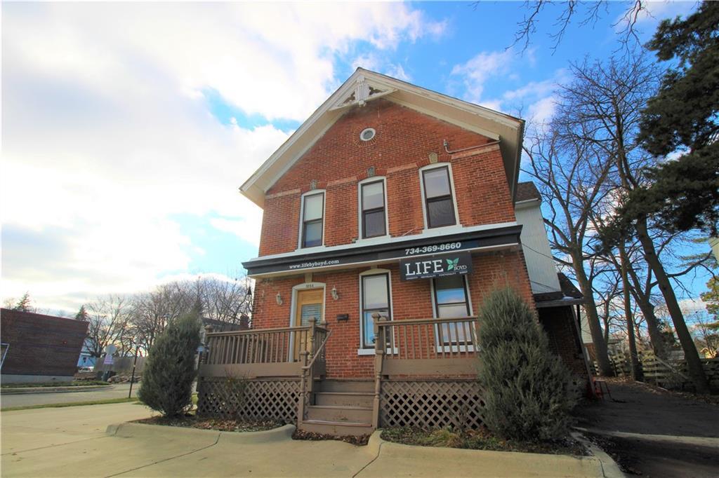 1054 Main St - Photo 1
