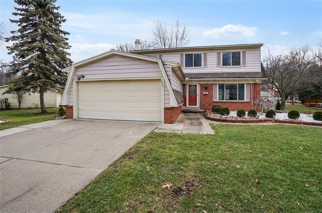 832 Randall Dr - Photo 1
