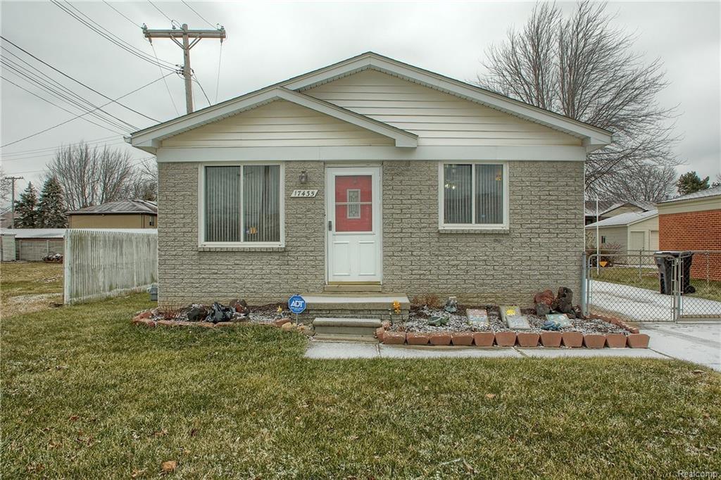17435 Castle St - Photo 1