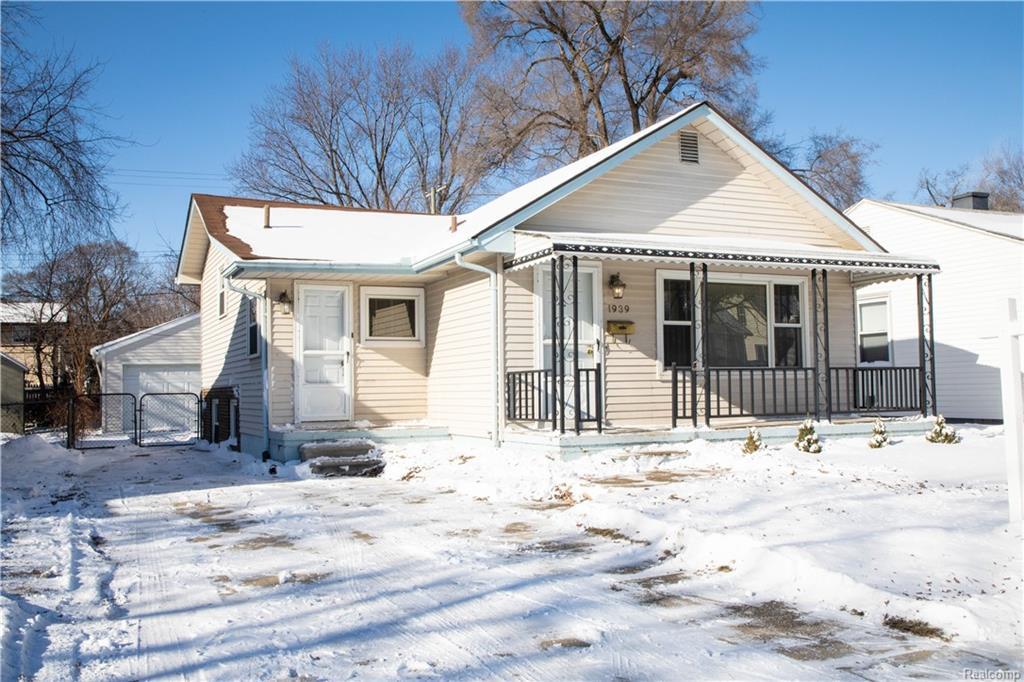 1939 Romeo St - Photo 1