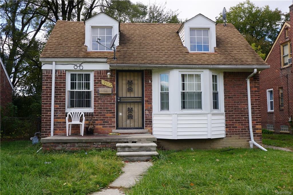19367 Plainview Ave - Photo 1